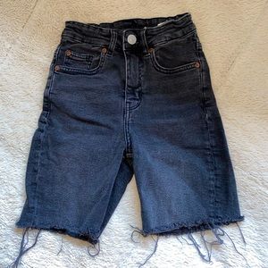 DIVIDED JEAN SHORTS